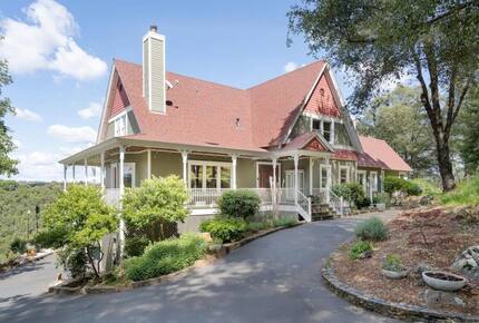 Vineyard Hilltop Retreat - Plymouth, California