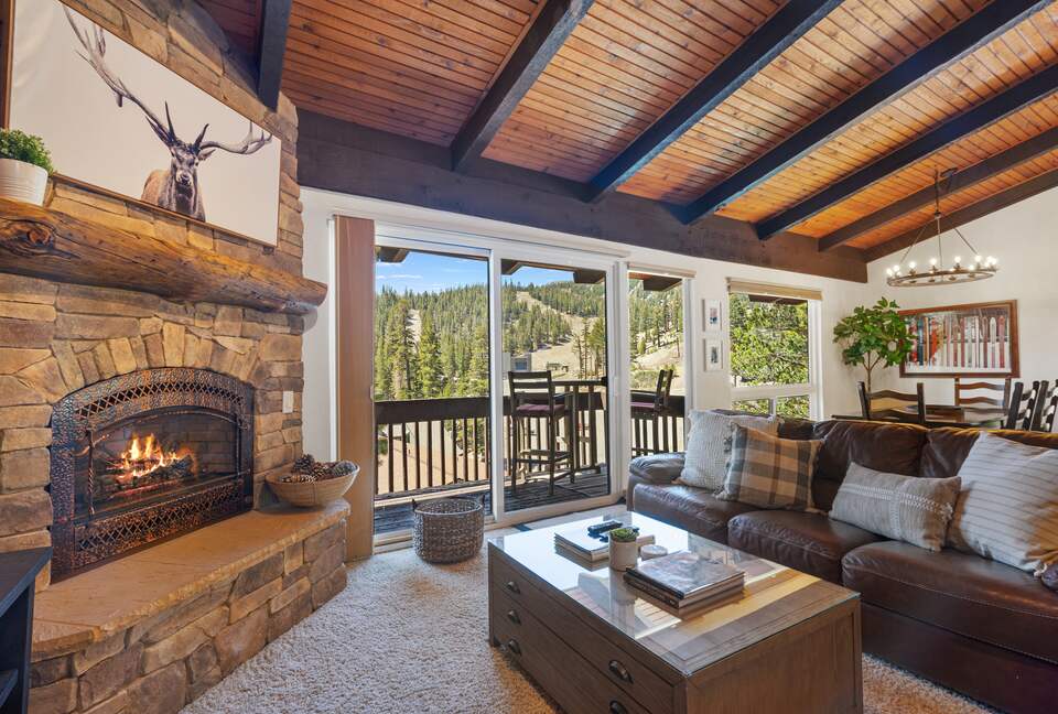 Mammoth Mountain 4-Bedroom (sleeps 10) just steps from Canyon Lodge - Ski back to the house! Renovated space with stocked kitchen. - Mammoth Lakes, California