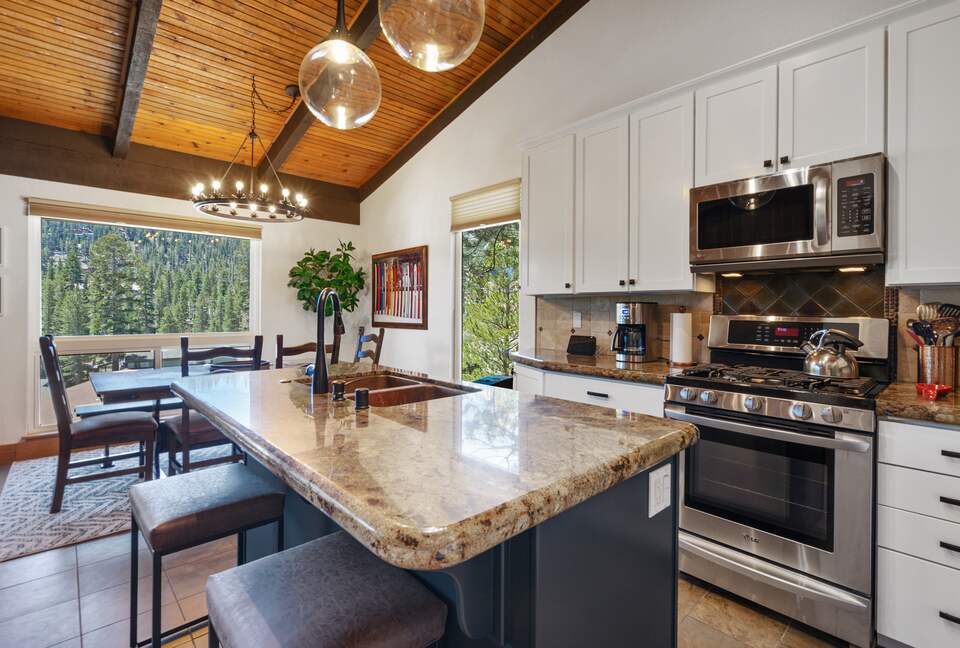 Mammoth Mountain 4-Bedroom (sleeps 10) just steps from Canyon Lodge - Ski back to the house! Renovated space with stocked kitchen. - Mammoth Lakes, California