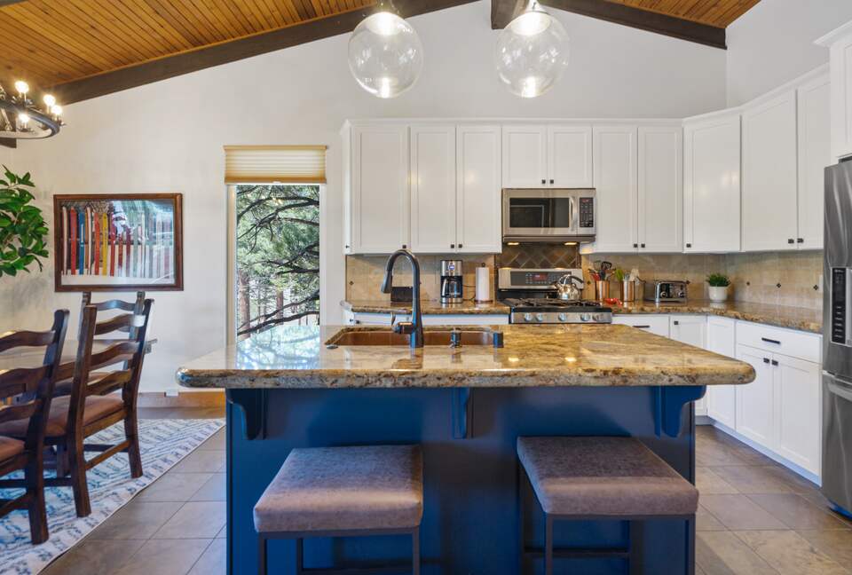 Mammoth Mountain 4-Bedroom (sleeps 10) just steps from Canyon Lodge - Ski back to the house! Renovated space with stocked kitchen. - Mammoth Lakes, California