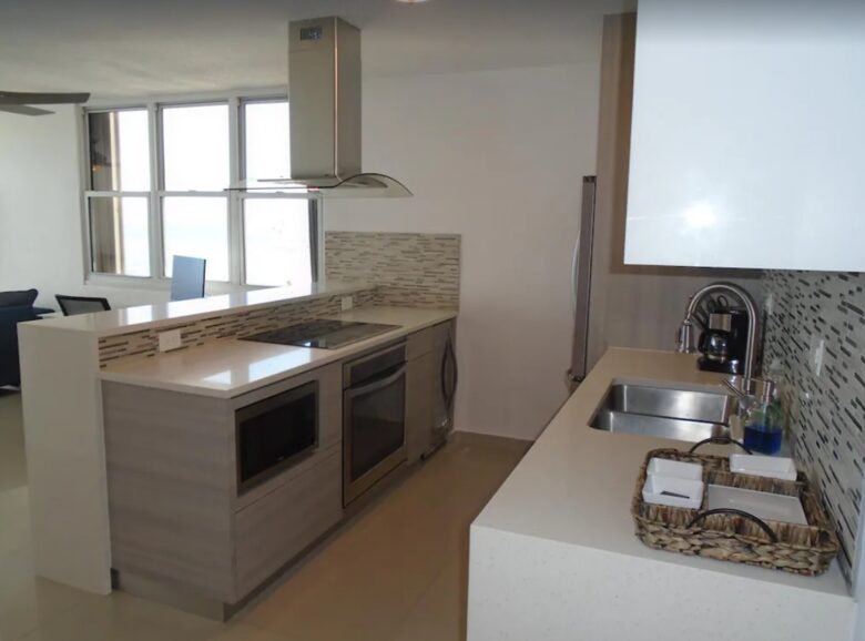 Raquet Club Condominiums - Beachfront Isla Verde - Carolina, Puerto Rico