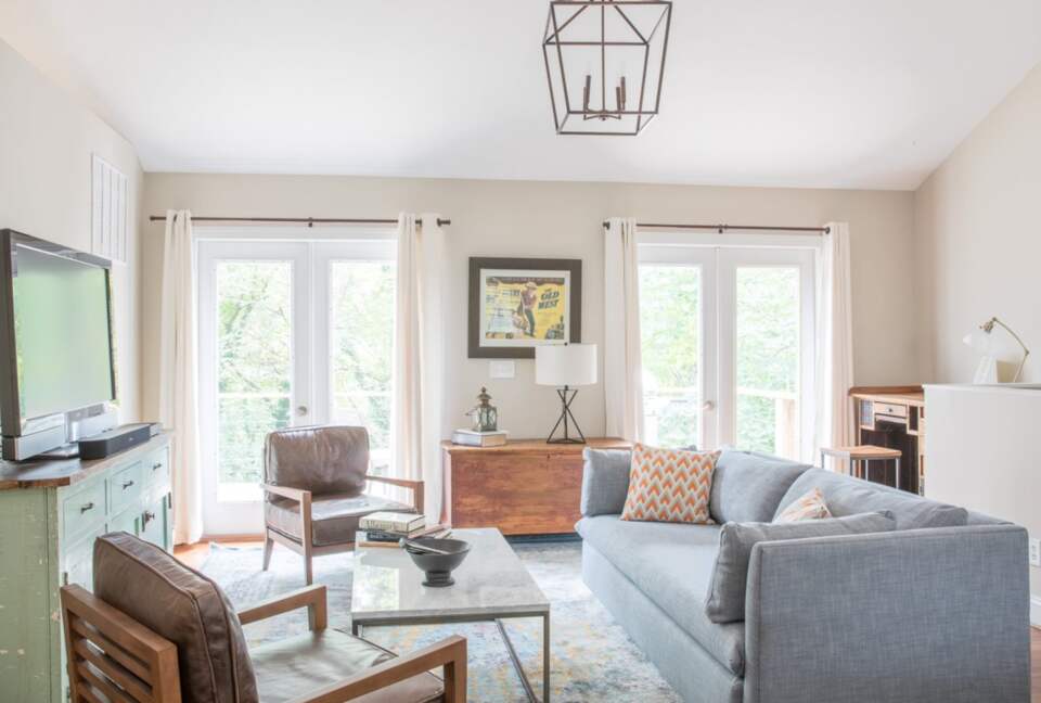 Charming Downtown Carriage House - Charlottesville, Virginia