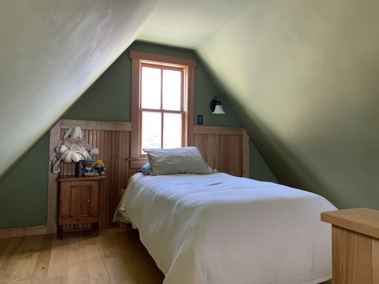 Attic with 2 twin beds