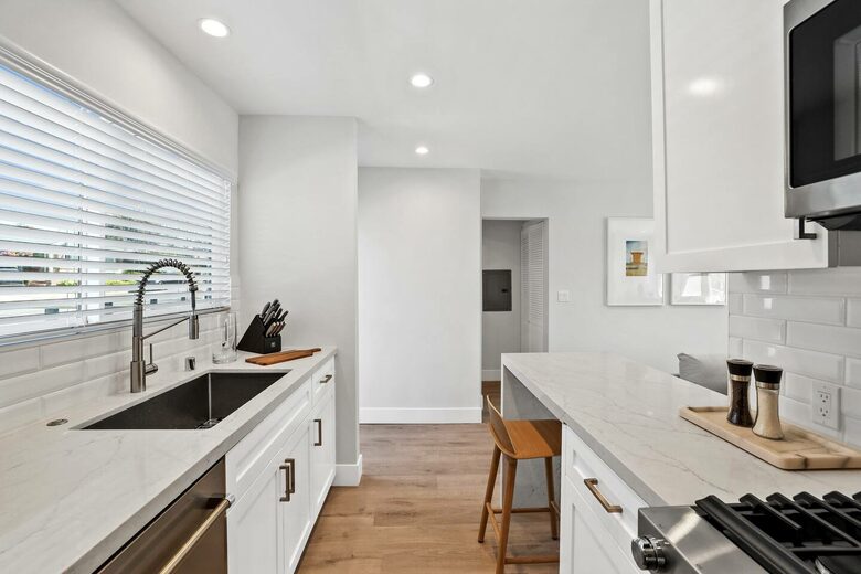 Modern Coastal Two Bedroom Retreat - Corona Del Mar, California