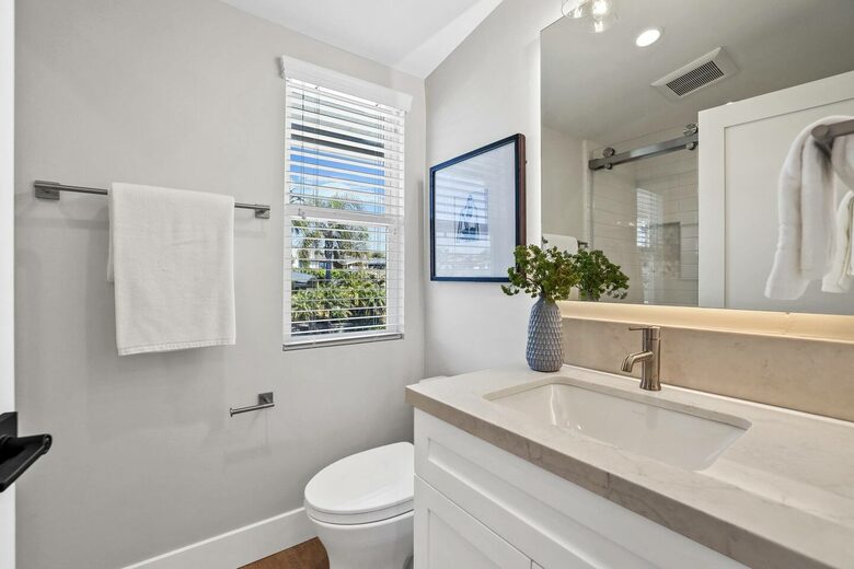 Modern Coastal Two Bedroom Retreat - Corona Del Mar, California