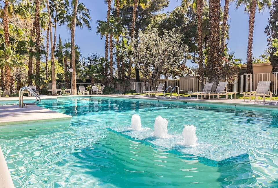 Beautifully Restored Mid-century Modern Condo With Mountain And Pool Views - Palm Springs, California