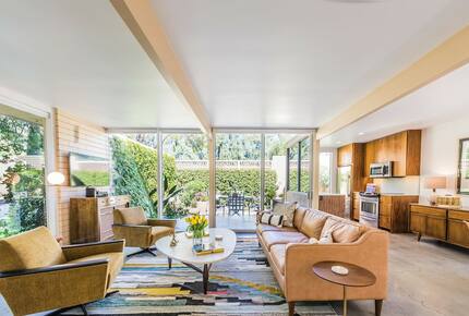 Beautifully Restored Mid-century Modern Condo With Mountain And Pool Views - Palm Springs, California