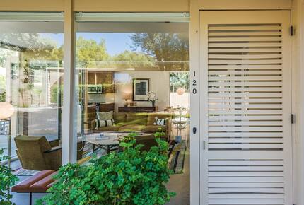 Beautifully Restored Mid-century Modern Condo With Mountain And Pool Views - Palm Springs, California