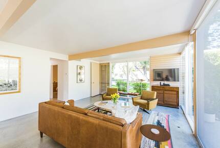 Beautifully Restored Mid-century Modern Condo With Mountain And Pool Views - Palm Springs, California