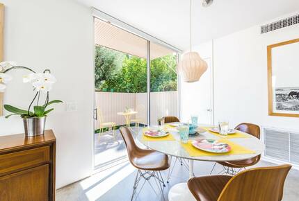 Beautifully Restored Mid-century Modern Condo With Mountain And Pool Views - Palm Springs, California