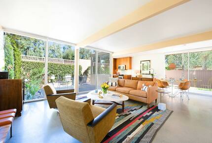 Beautifully Restored Mid-century Modern Condo With Mountain And Pool Views - Palm Springs, California