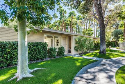 Beautifully Restored Mid-century Modern Condo With Mountain And Pool Views - Palm Springs, California