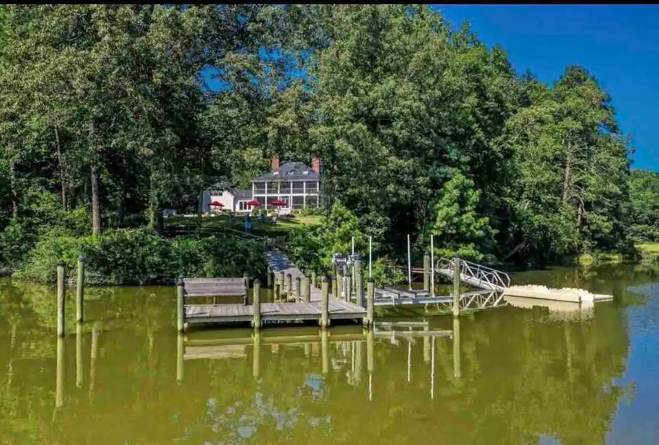 Luxury Waterfront Retreat w/ Private Pool & Dock - Weems, Virginia