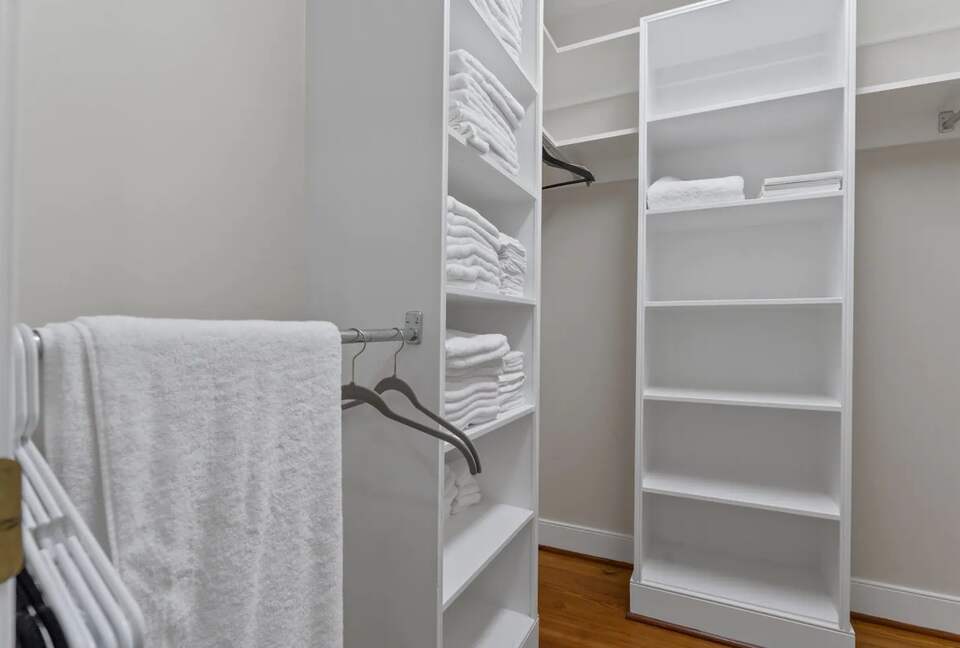 Luxury Waterfront Retreat w/ Private Pool & Dock - Weems, Virginia