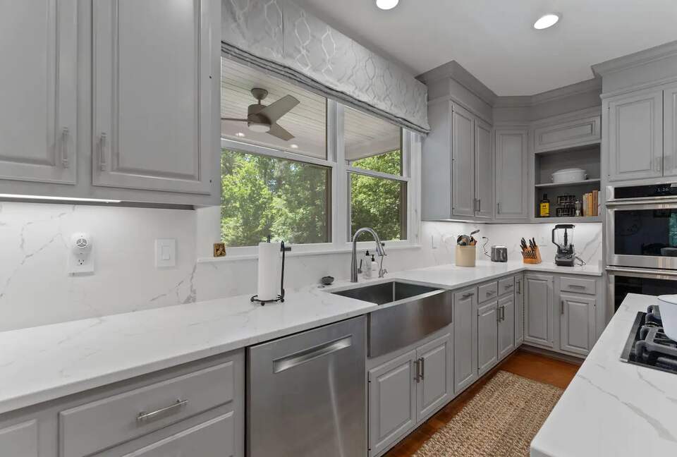 Luxury Waterfront Retreat w/ Private Pool & Dock - Weems, Virginia