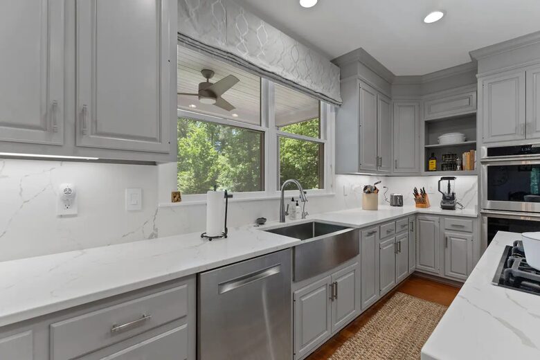 Luxury Waterfront Retreat w/ Private Pool & Dock - Weems, Virginia