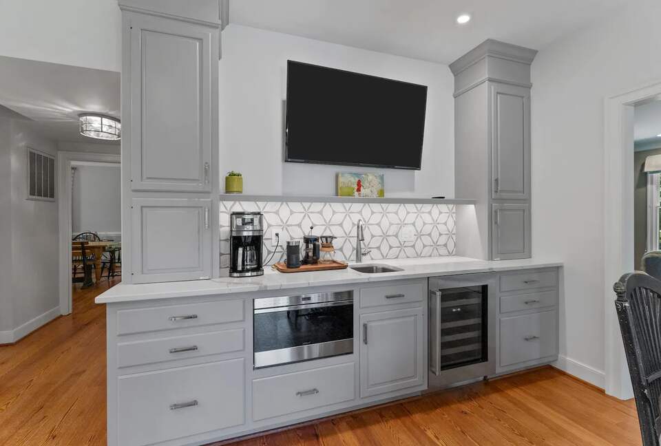 Luxury Waterfront Retreat w/ Private Pool & Dock - Weems, Virginia