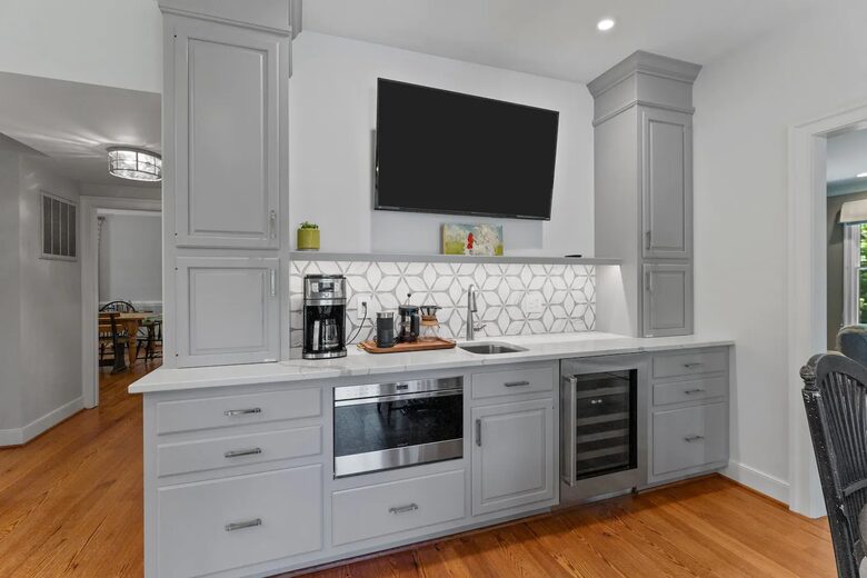 Luxury Waterfront Retreat w/ Private Pool & Dock - Weems, Virginia