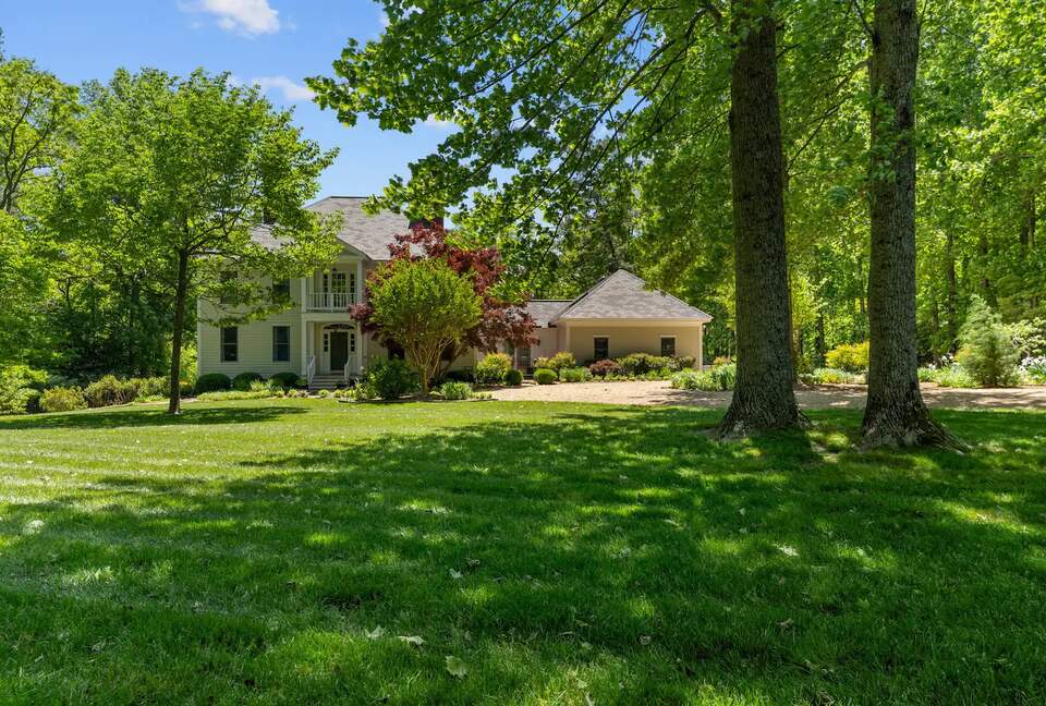 Luxury Waterfront Retreat w/ Private Pool & Dock - Weems, Virginia