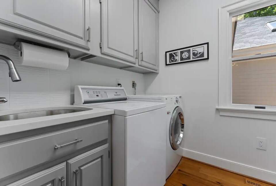 Luxury Waterfront Retreat w/ Private Pool & Dock - Weems, Virginia