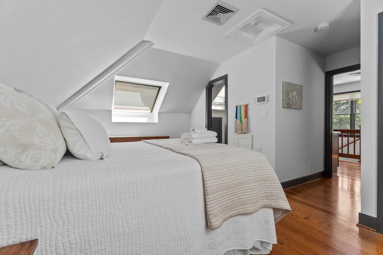 Luxury Waterfront Retreat w/ Private Pool & Dock - Weems, Virginia