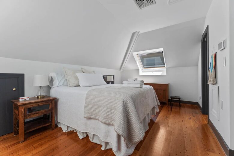 Luxury Waterfront Retreat w/ Private Pool & Dock - Weems, Virginia