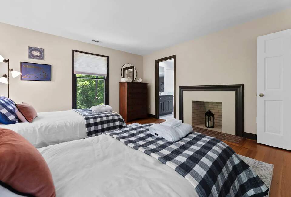 Luxury Waterfront Retreat w/ Private Pool & Dock - Weems, Virginia