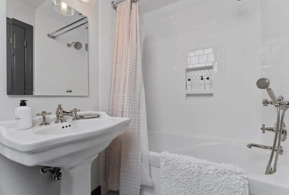 Luxury Waterfront Retreat w/ Private Pool & Dock - Weems, Virginia