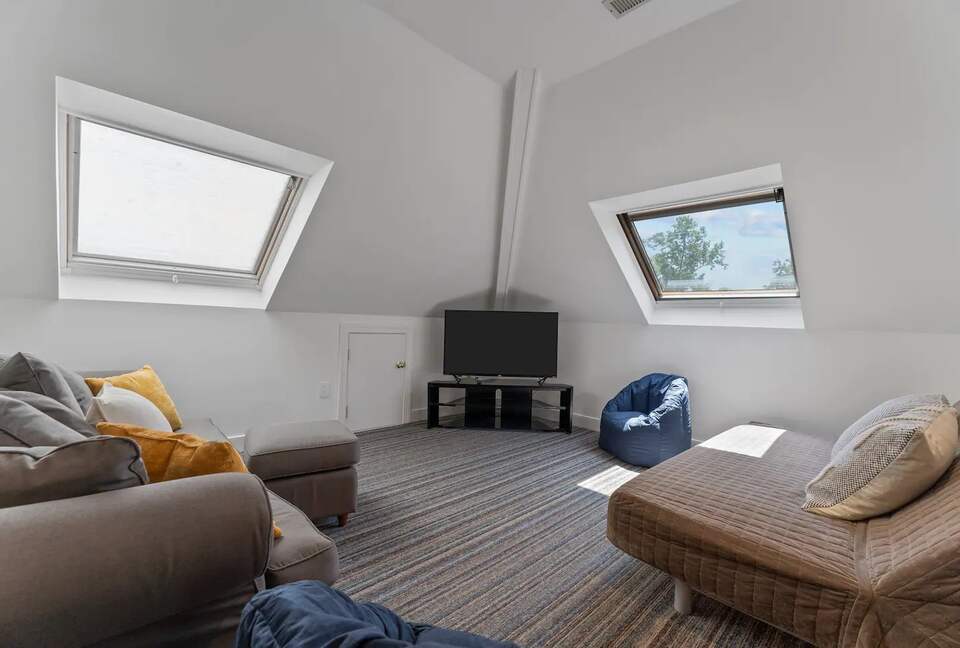 Luxury Waterfront Retreat w/ Private Pool & Dock - Weems, Virginia