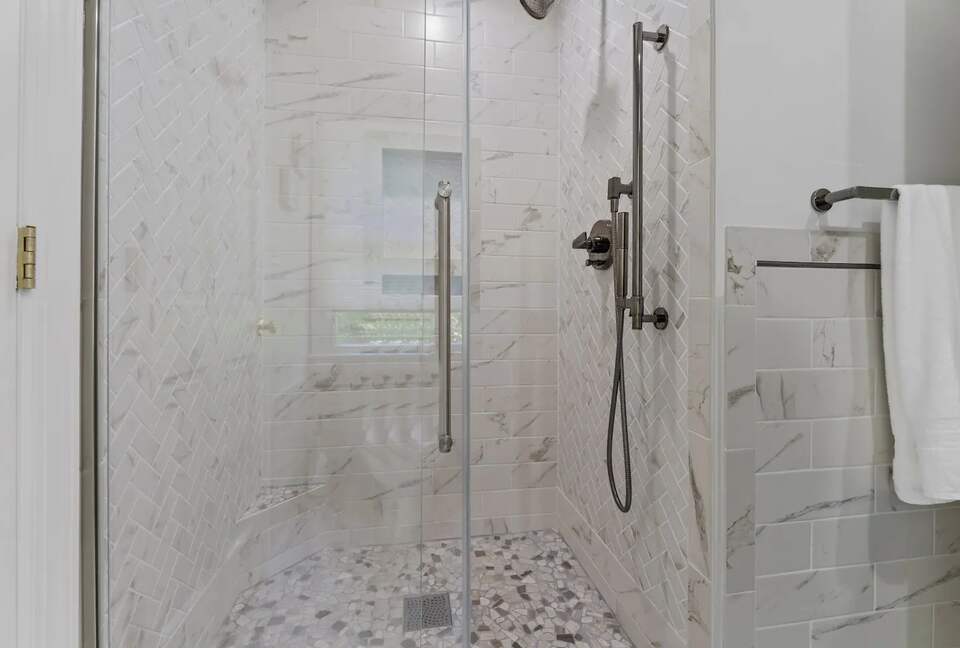 Luxury Waterfront Retreat w/ Private Pool & Dock - Weems, Virginia