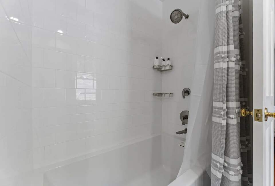 Luxury Waterfront Retreat w/ Private Pool & Dock - Weems, Virginia