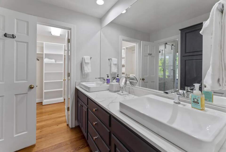 Luxury Waterfront Retreat w/ Private Pool & Dock - Weems, Virginia