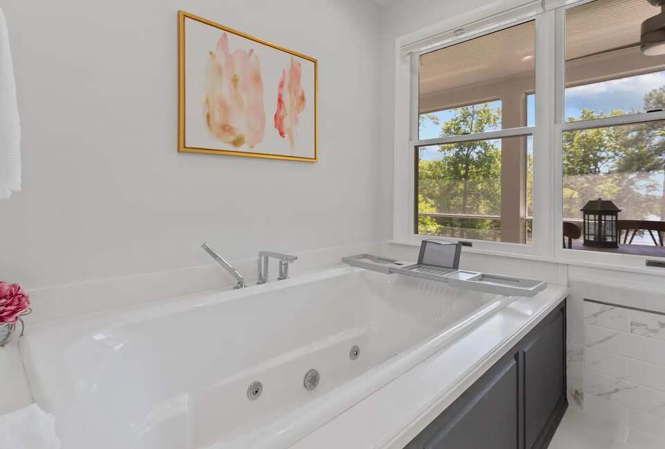 Luxury Waterfront Retreat w/ Private Pool & Dock - Weems, Virginia