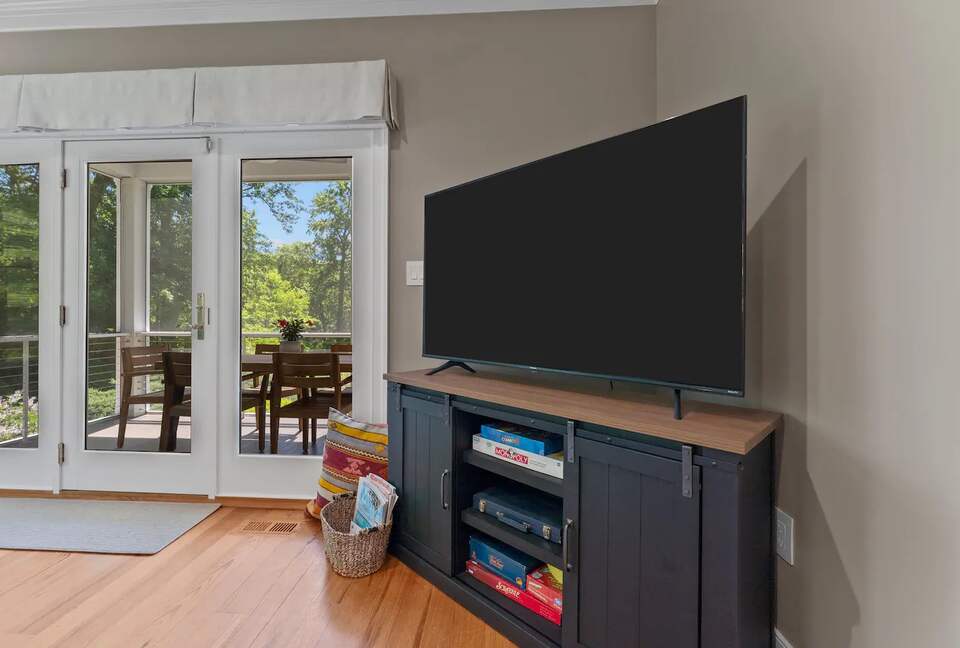 Luxury Waterfront Retreat w/ Private Pool & Dock - Weems, Virginia