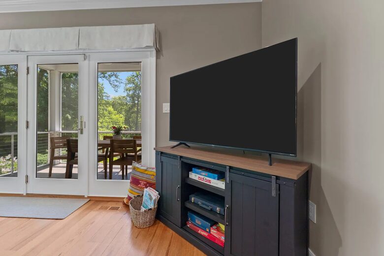 Luxury Waterfront Retreat w/ Private Pool & Dock - Weems, Virginia