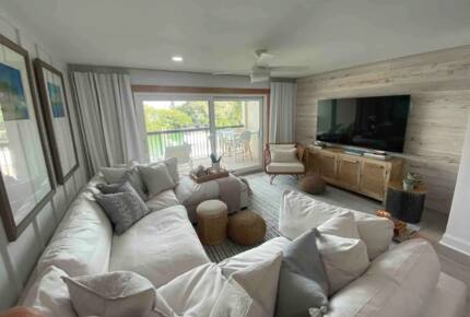 Chic Renovated Waterfront Condo - Pass A Grille, Florida