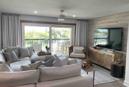 Chic Renovated Waterfront Condo - Pass A Grille, Florida