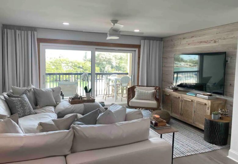 Chic Renovated Waterfront Condo - Pass A Grille, Florida