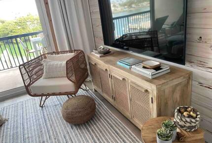 Chic Renovated Waterfront Condo - Pass A Grille, Florida