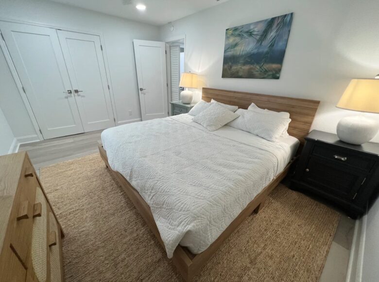 Chic Renovated Waterfront Condo - Pass A Grille, Florida