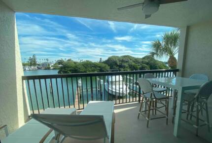 Chic Renovated Waterfront Condo - Pass A Grille, Florida