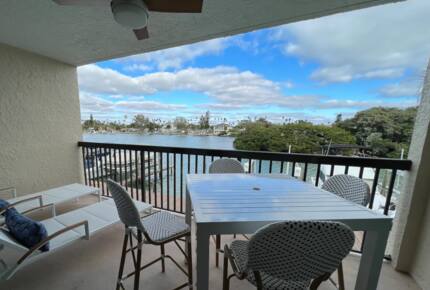Chic Renovated Waterfront Condo - Pass A Grille, Florida