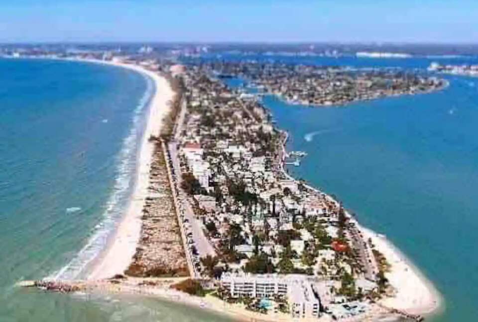 Chic Renovated Waterfront Condo - Pass A Grille, Florida