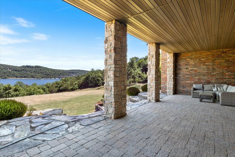 Chateau by the Bridge - Ridgedale, Missouri