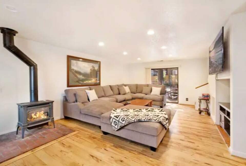 Spacious, Private Chalet with Hot Tub! - Big Bear City, California