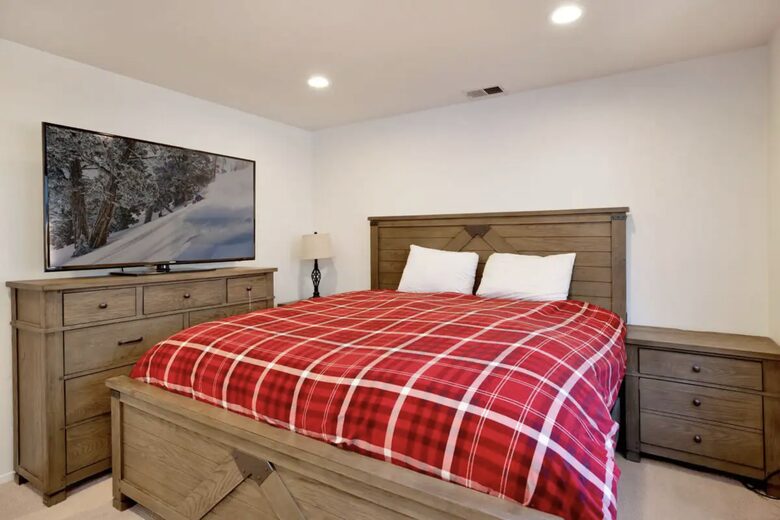 Spacious, Private Chalet with Hot Tub! - Big Bear City, California