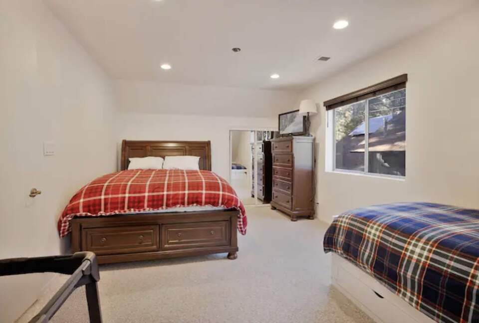 Spacious, Private Chalet with Hot Tub! - Big Bear City, California