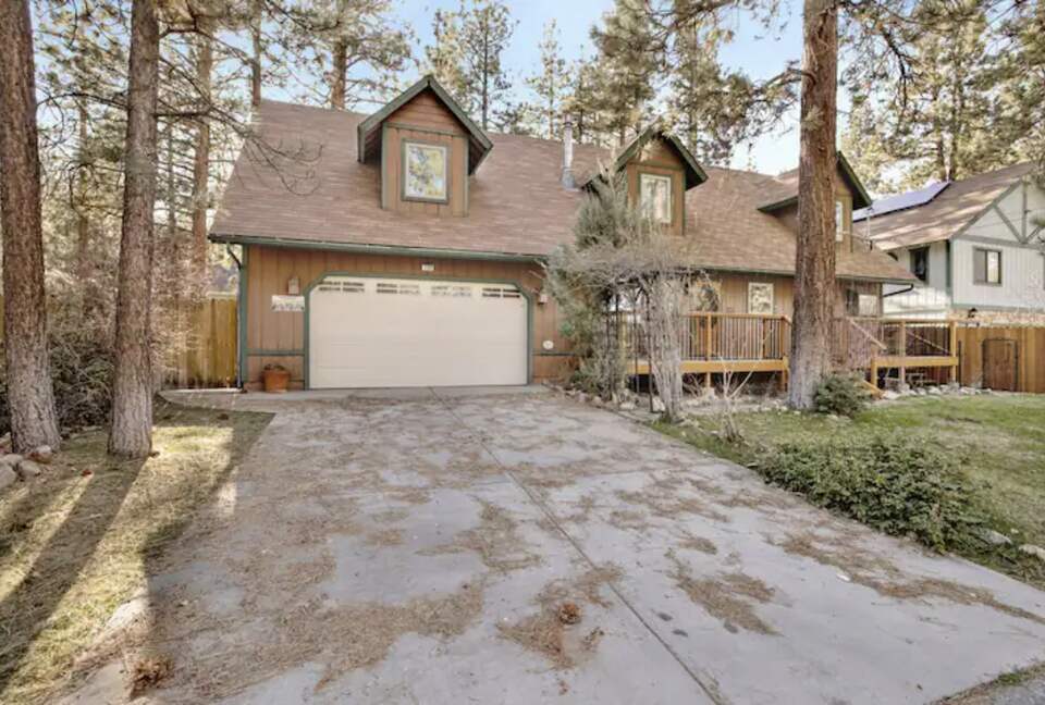Spacious, Private Chalet with Hot Tub! - Big Bear City, California