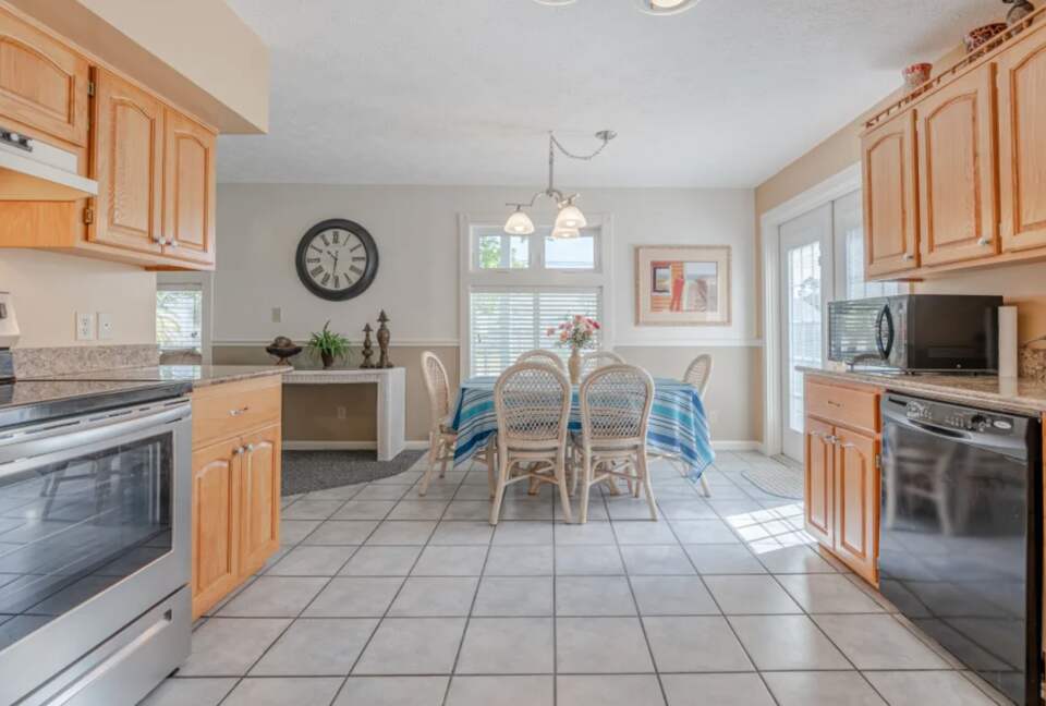 Cozy Panama City Escape - Walk To The Beach! - Panama City Beach, Florida