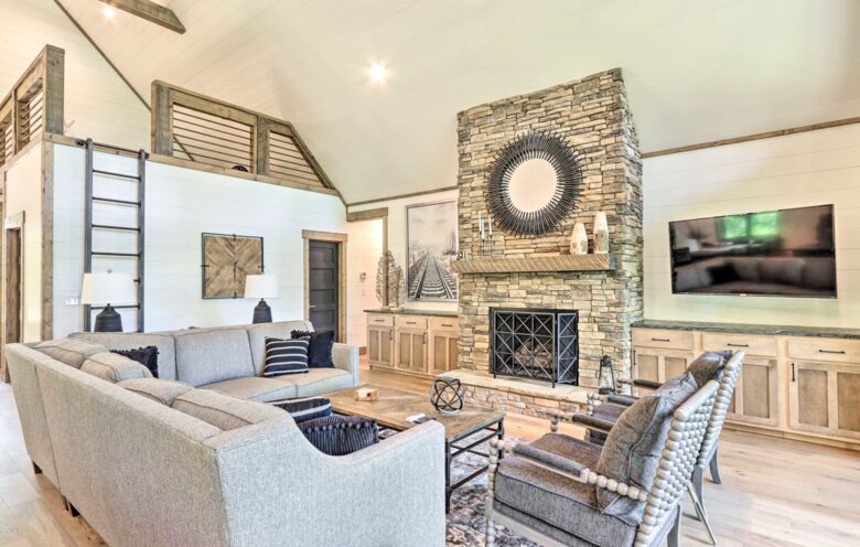 Immaculate Modern Mountain Escape On The Lake - Morganton, Georgia